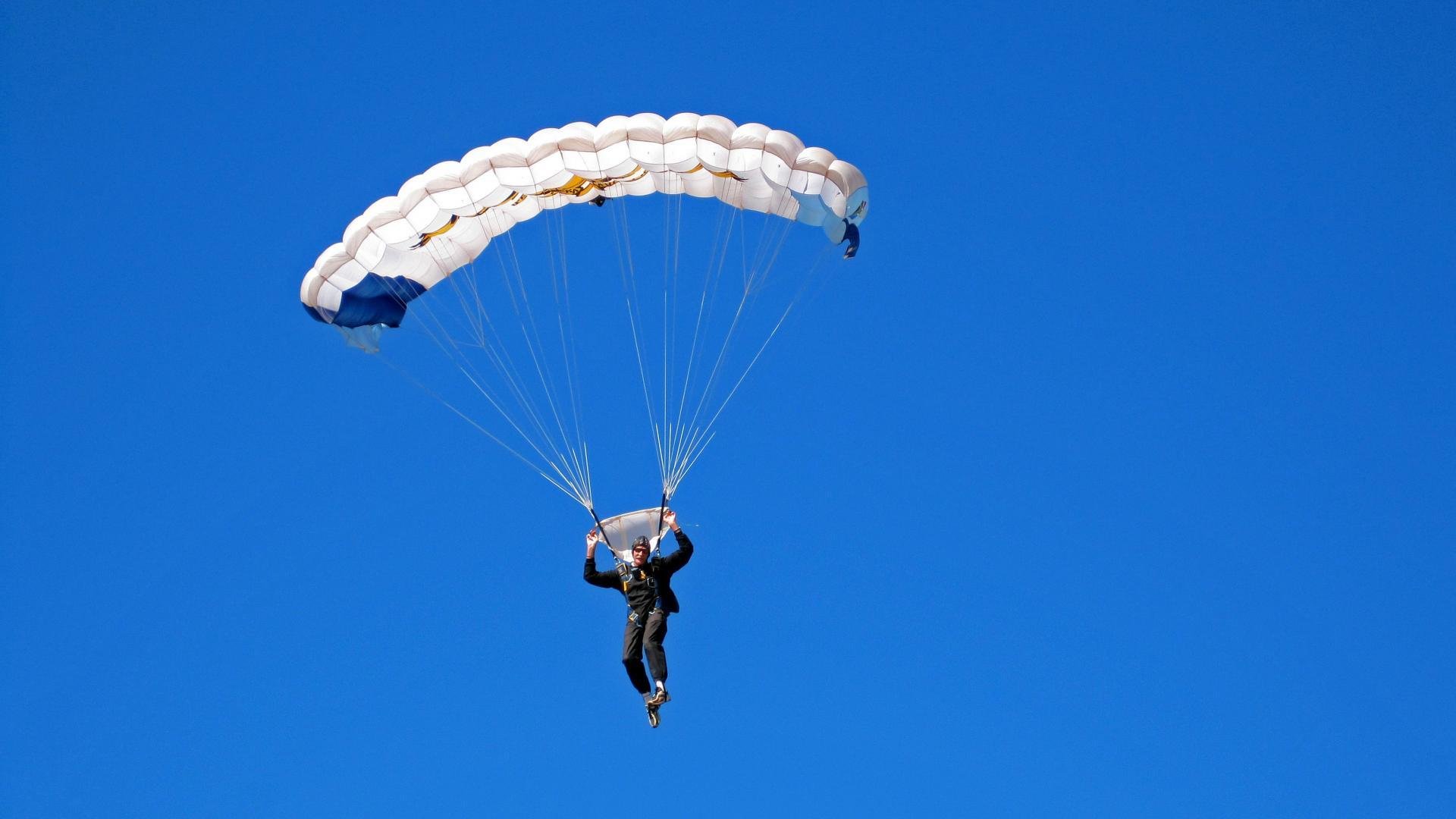 广东男篮现场高压：赵睿变“训导主任”？